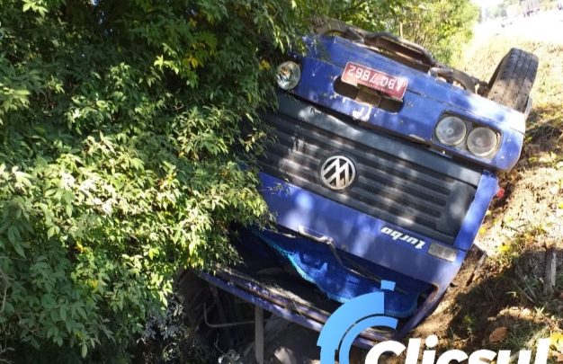 Acidente em Paulo Frontin envolve um veículo e dois caminhões