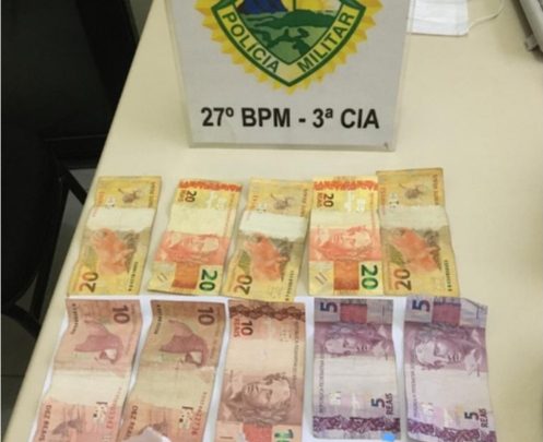 Polícia Militar encaminha 8 rapazes para Delegacia por posse de drogas