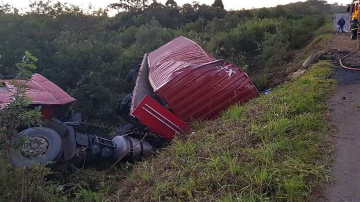 PRF atende tombamento na BR 153 em Irati
