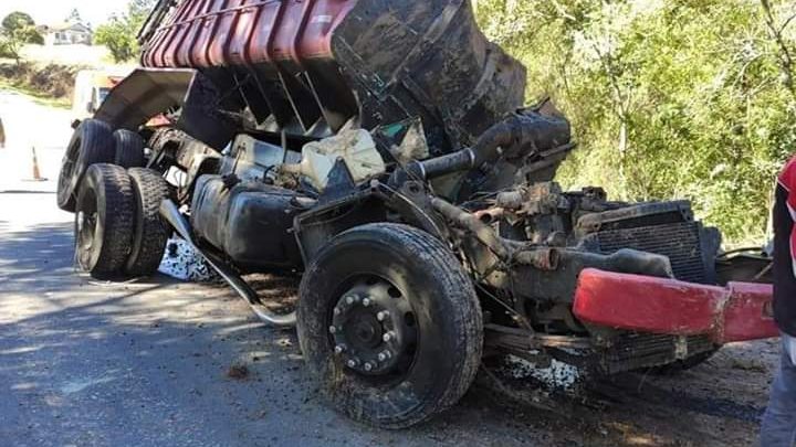 CONDUTOR DE CAMINHÃO MORRE APÓS COLIDIR FORTEMENTE EM UMA ÁRVORE NA CIDADE DE IRATI/PR