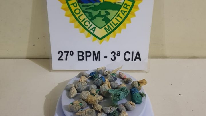 Rapaz é preso em posse de drogas