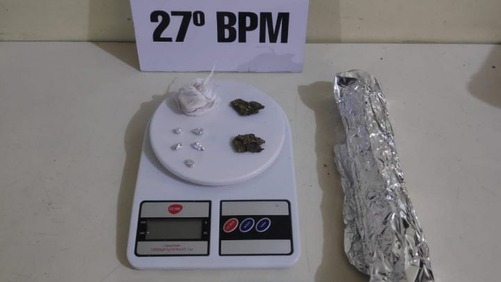 Policia Militar apreende drogas e encaminha dois rapazes e uma mulher para Delegacia