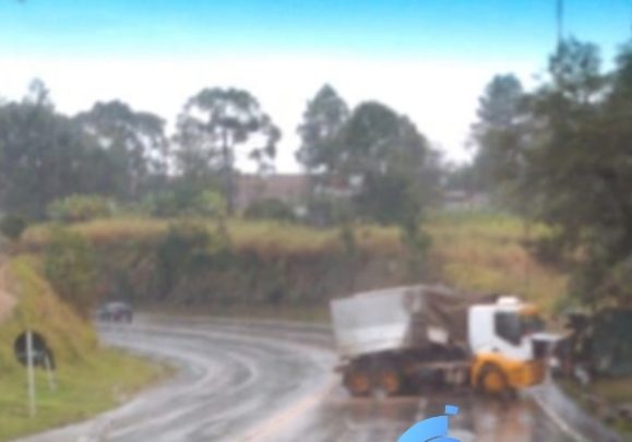 Colisão envolvendo caminhões na BR 476