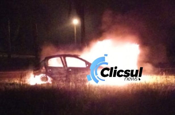 Durante patrulhamentos na Rodovia do Xisto PRF aborda veiculo com irregularidades e condutor embriagado bota fogo no carro