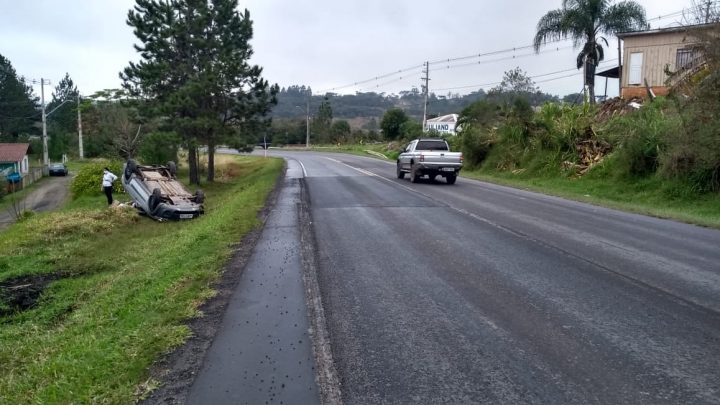 Capotamento na PR 151 em São João do Triunfo