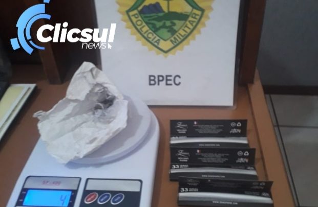 PM aborda homem em posse de drogas para consumo na Vila Verde