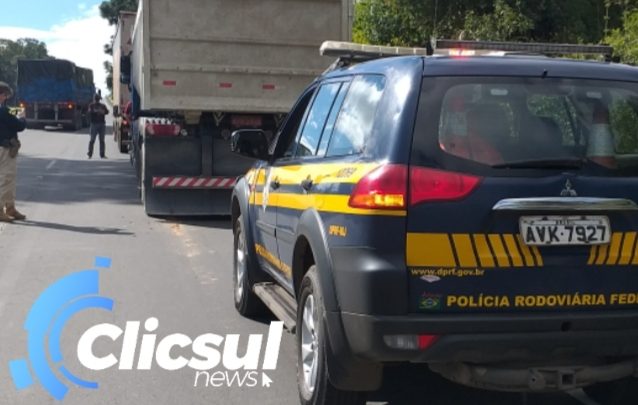 Motorista de veículo fica preso nas ferragens em acidente com 3 caminhões