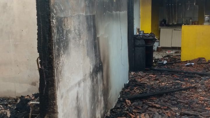 Bombeiros combatem incêndio em residência e vizinhos pedem ajuda para a comunidade