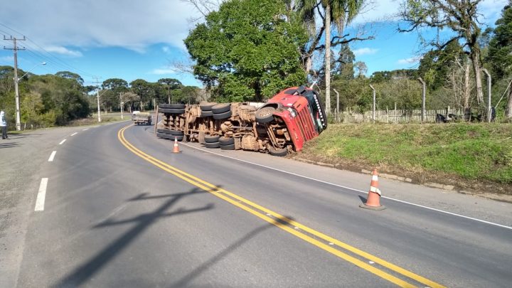 Carreta carregada de móveis tomba na PR 151 em São Mateus do Sul