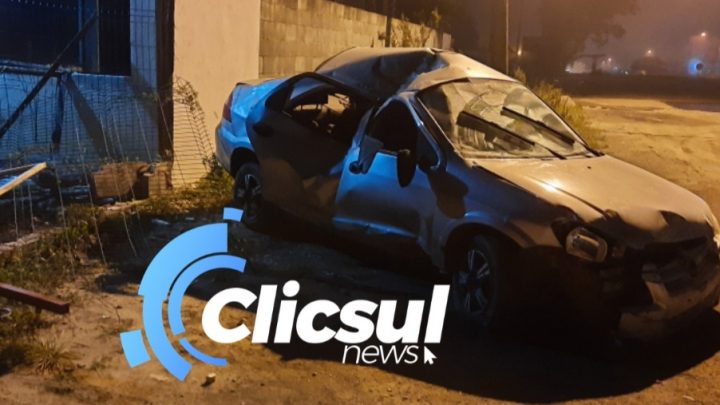 Veiculo capota na entrada de São Mateus do Sul e fica destruído