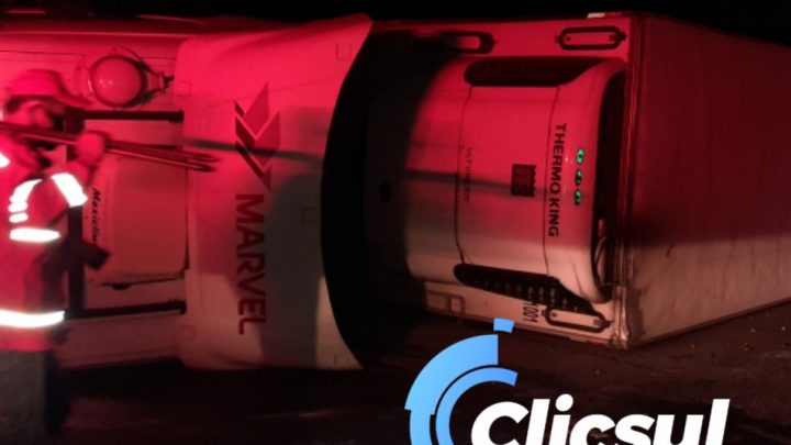 Carreta tomba ao subir em mureta no trevo de acesso à Paulo Frontin