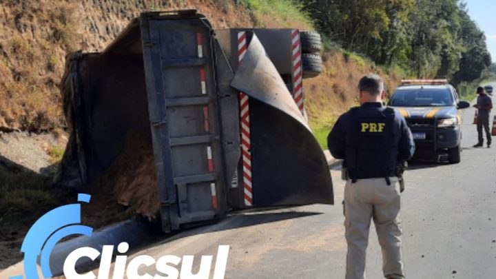Caminhão carregado de areia tomba na BR 476 proximo a Ervateira Vier