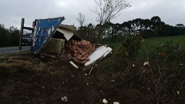 Caminhão tomba na Lapa