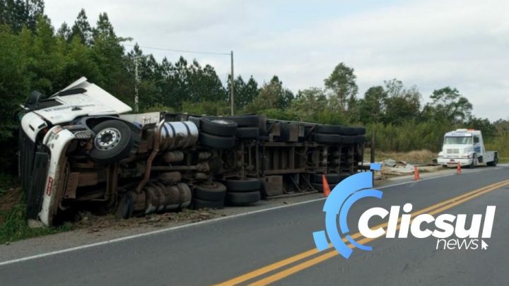 Carreta tomba na BR 476 região da Agua Azul