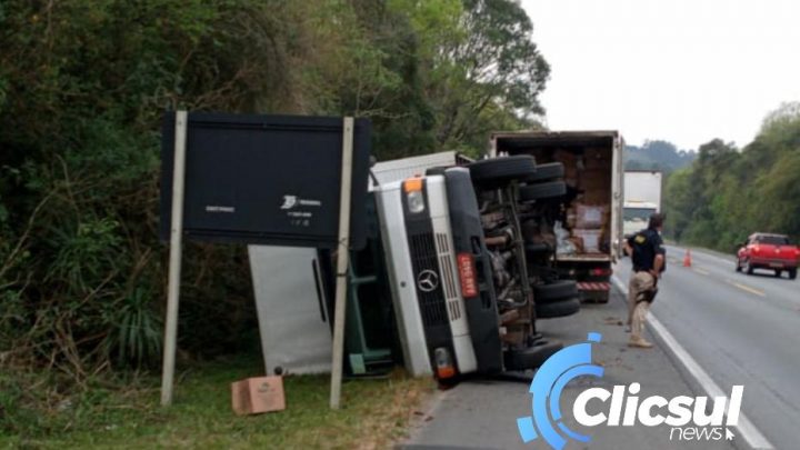 Caminhão tomba na BR 476 após motorista perder o controle