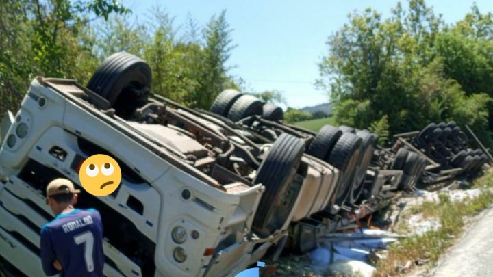 PRF atende tombamento de carreta na BR 476