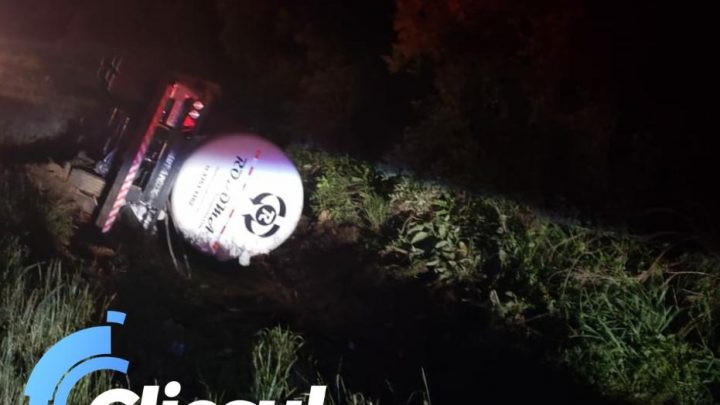 PRE atende tombamento de caminhão na PR 151