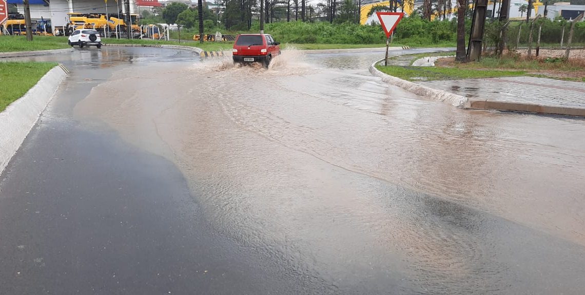 Ruas de São Mateus do Sul ficam alagadas durante as chuvas desta quarta-feira