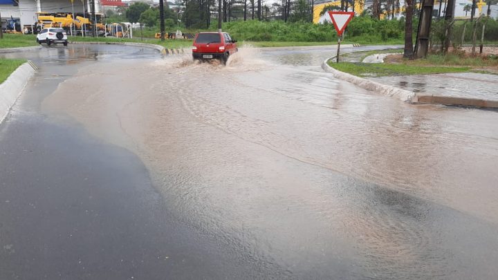 Ruas de São Mateus do Sul ficam alagadas durante as chuvas desta quarta-feira