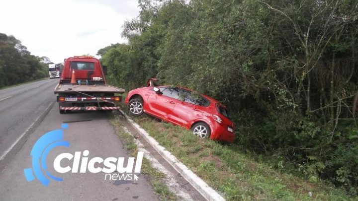 Veiculo capota na BR 476 em São Mateus do Sul