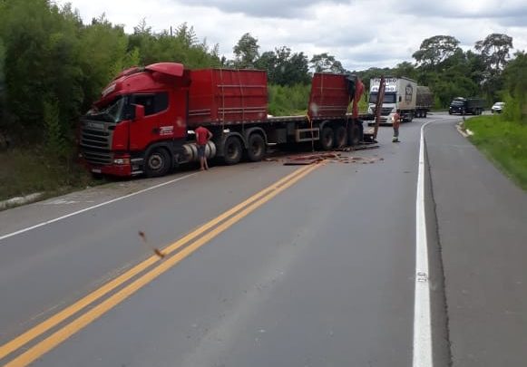 Caminhoneiro fica ferido após carreta sair fora da pista na BR 476