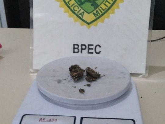 Homem é preso em posse de drogas após proferir ameaças para ex-mulher com medida protetiva