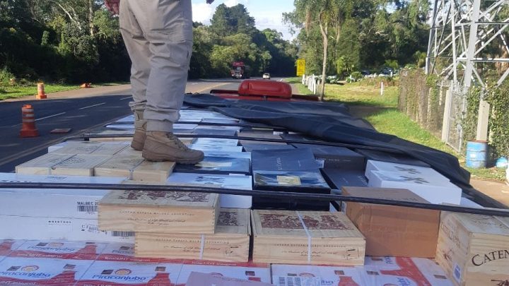PRF apreende caminhão carregado com cerca de 300 caixas de vinho de procedência estrangeira em Porto Vitória/PR