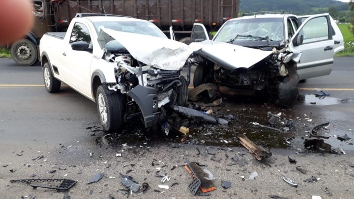 Colisão frontal entre dois veículos na BR 476