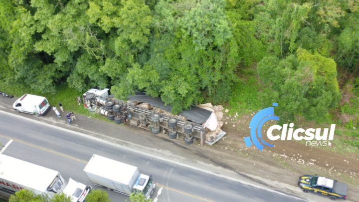 Tombamento de carreta deixa duas vítimas na BR 476