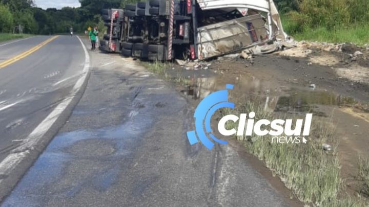 Três baleados um Morto após tombamento de carreta na BR 476 em Antonio Olinto