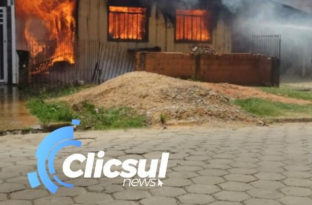 Corpo de Bombeiros é acionado para combater incêndio em residência na Vila Amaral
