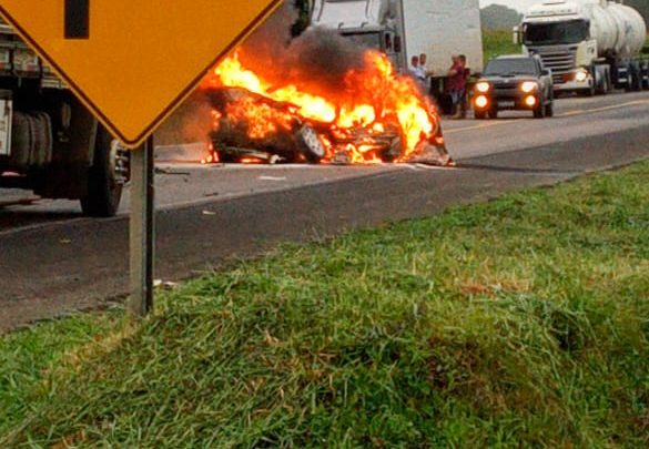 Motorista morre carbonizado em acidente na BR 476