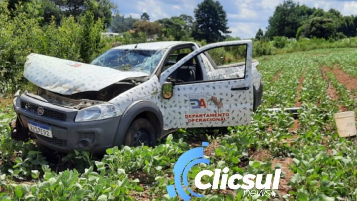 Veiculo capota na BR 476 próximo a Vier