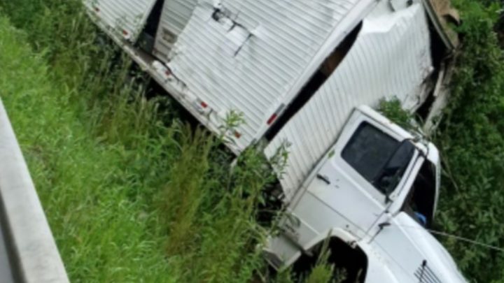 Motorista fica ferido em acidente com caminhão na BR 153