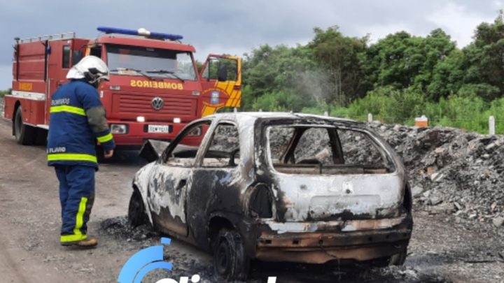 Veiculo pega fogo próximo ao túnel da Petrobras em São Mateus do Sul