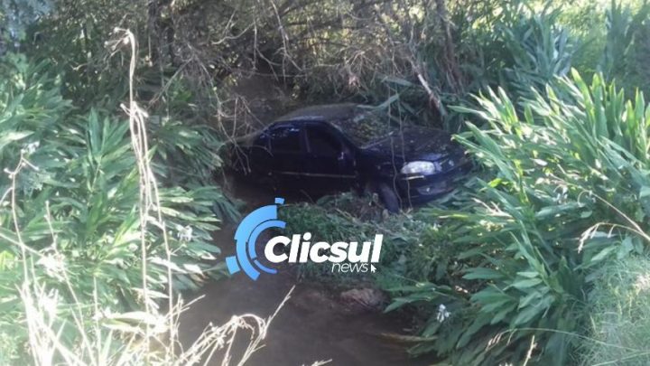 Veiculo colide com outros carros e ao fugir cai dentro de riacho em São Mateus do Sul