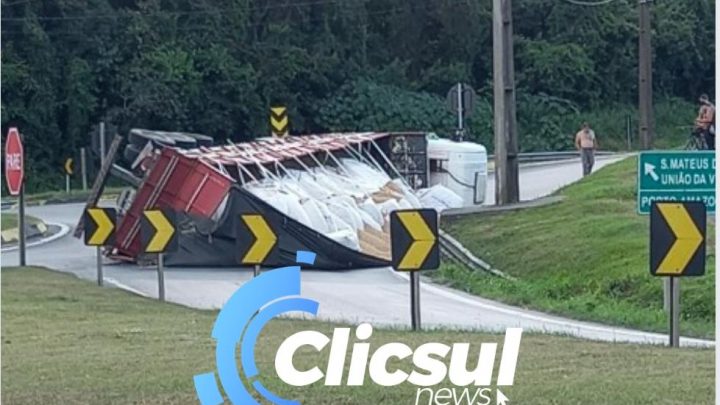 Carreta tomba no trevo da Lapa BR 476