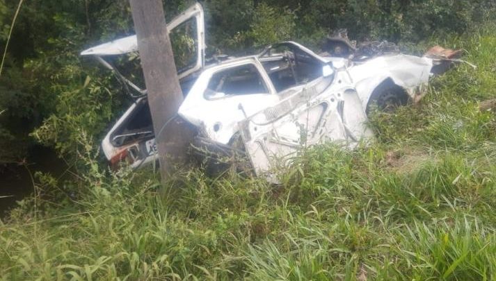 Rapaz fica ferido após veículo sair da pista na BR 280, em Irineópolis
