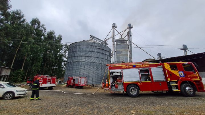 Bombeiros de São Mateus e Brigada de incêndio de Paulo Frontin combatem Incêndio em Cerealista na BR 476
