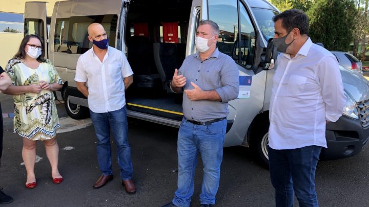 Emerson Bacil se reúne com lideranças em União da Vitória e entrega Van 0 km para APAE