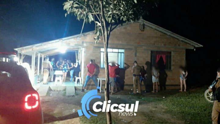 Em São Mateus do Sul PM aborda bar funcionando fora da hora do decreto e com várias pessoas aglomerando