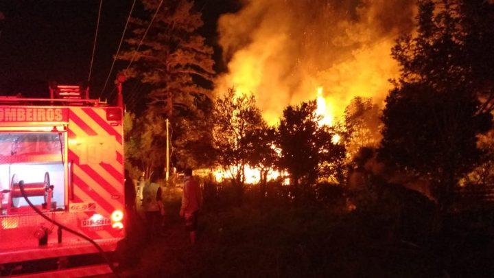 Bombeiros de Três Barras combatem Incêndio em residência