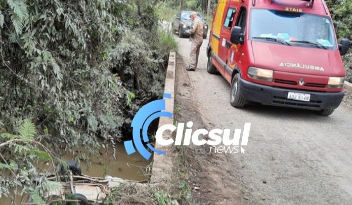 Veiculo cai dentro de Rio no Interior de São Mateus do Sul