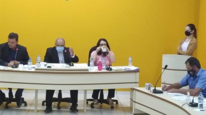 Ex secretaria de finanças de Paulo Frontin afirma: Dinheiro enviado para combater o Covid-19 foi usado para pagar folha de pagamento de funcionários municipais