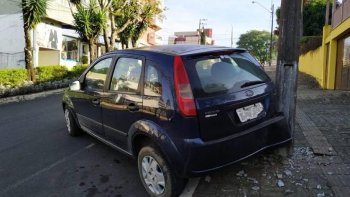 Veiculo que bateu em poste no centro não era de motorista que fugiu (entenda o caso)