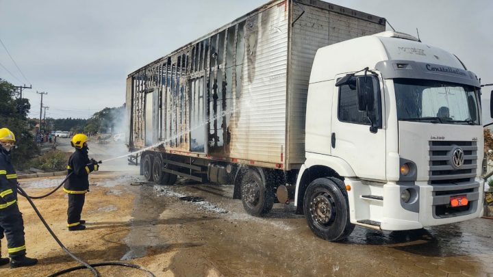 Caminhão carregado de Urnas Funerárias pega fogo em Papanduva