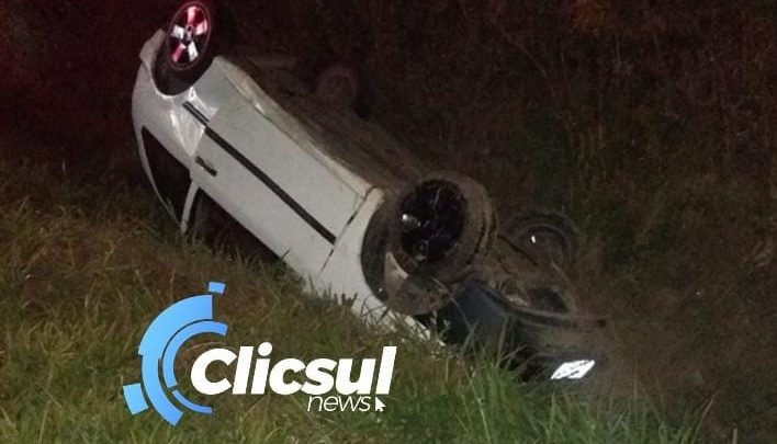 Bombeiros atendem capotamento de veiculo na PR 151