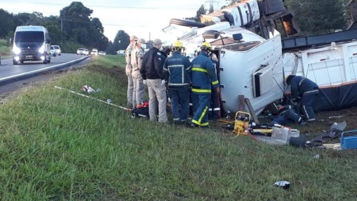 Caminhão de São Mateus do Sul tomba e motorista é resgatado pelo teto solar da cabine