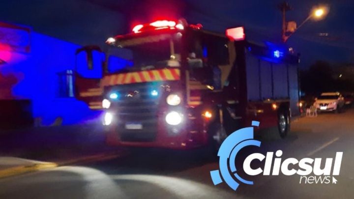 Bombeiros são acionados para combater incêndio  ao chegar no local era uma churrasqueira