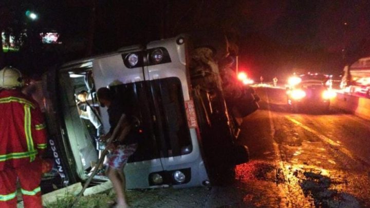 Mais um caminhão tomba ao colidir na mureta do trevo da BR 476 em Paulo Frontin